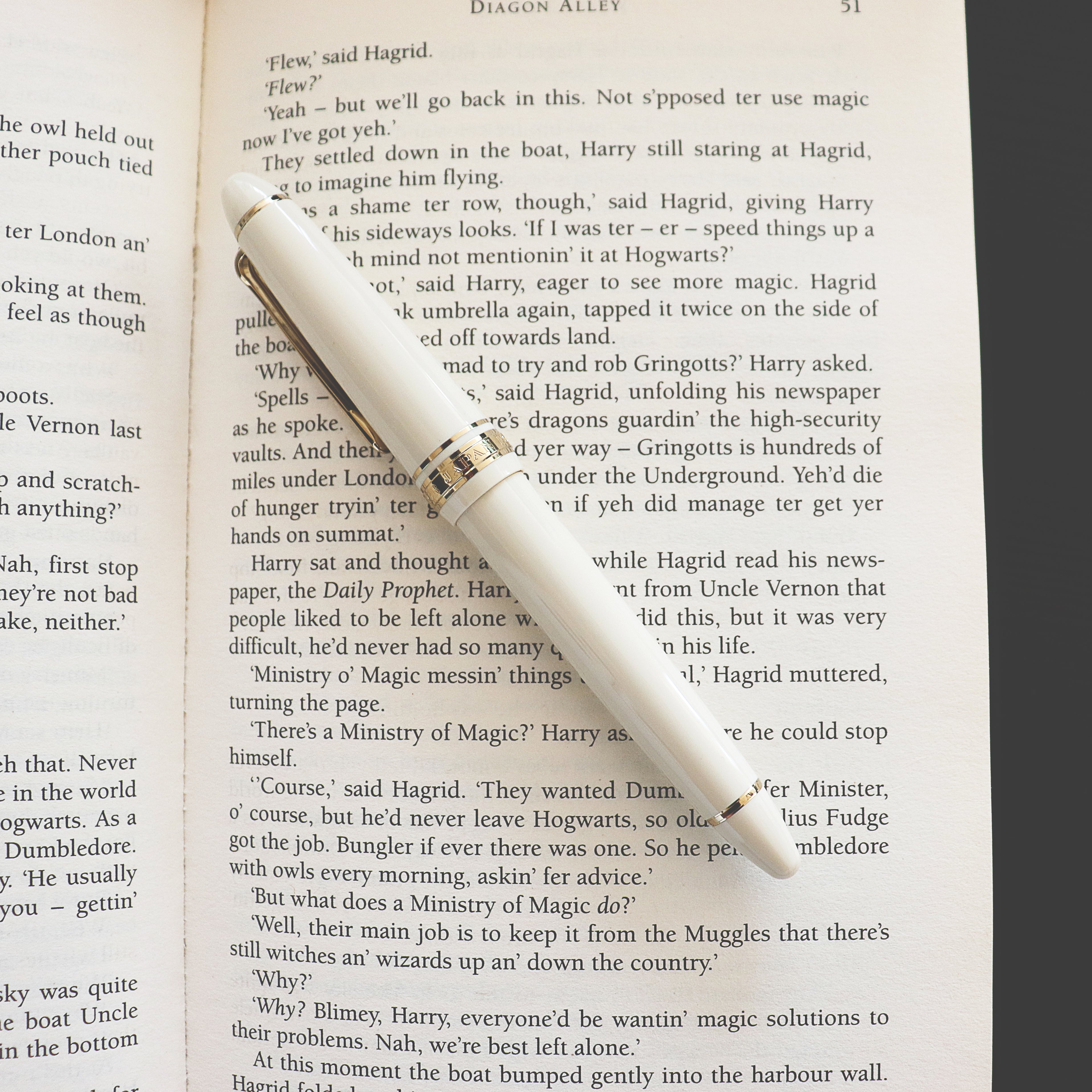 【Sailor】1911 Standard Fountain Pen - Ivory with Gold Trim (14K Gold Fine)