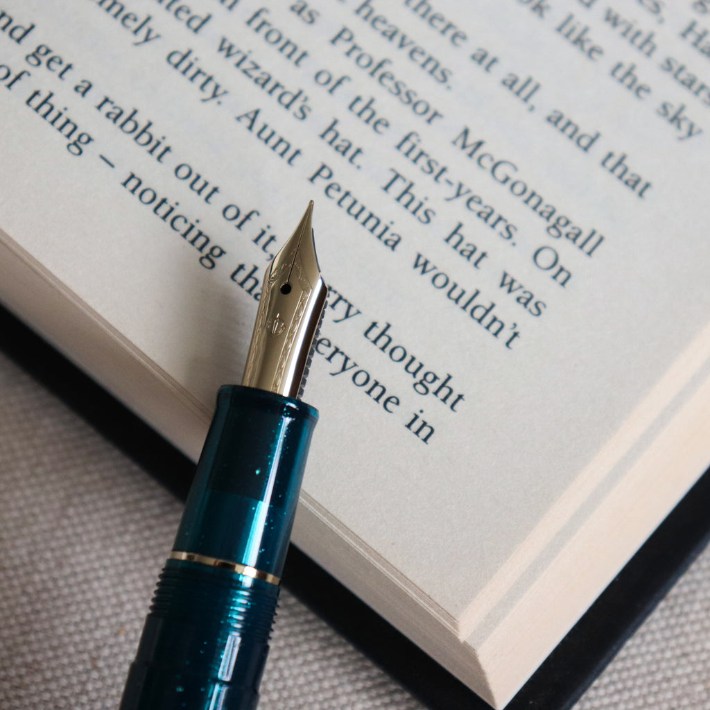 SAILOR Shikiori Fountain Pen Hisakata Thin Type- Snow Hare (Fine)