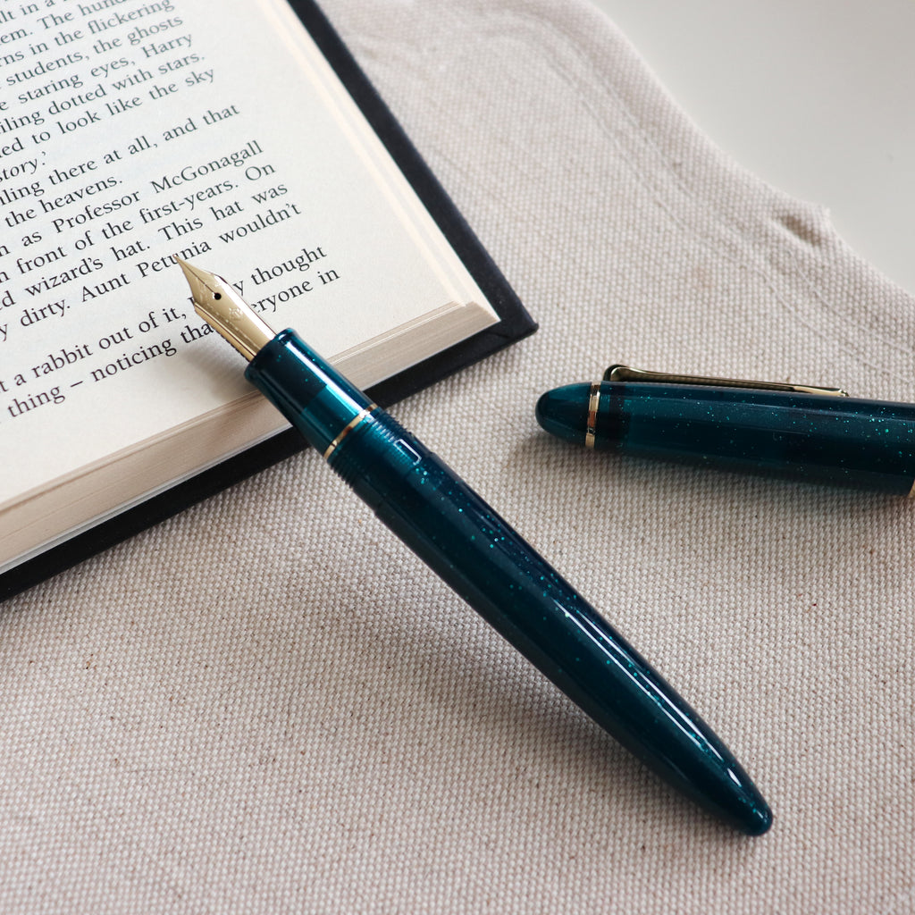 SAILOR Shikiori Fountain Pen Hisakata Thin Type- Snow Hare (Fine)